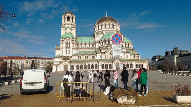 Депутатите опразниха паркинга пред „Св. Александър Невски“ (ГАЛЕРИЯ)