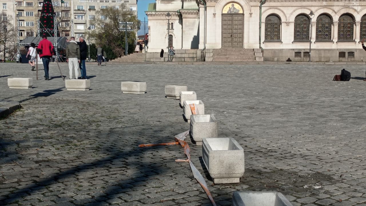 <p>Депутатският паркинг при храма &quot;Св. Александър Невски&quot; вече е площад</p>