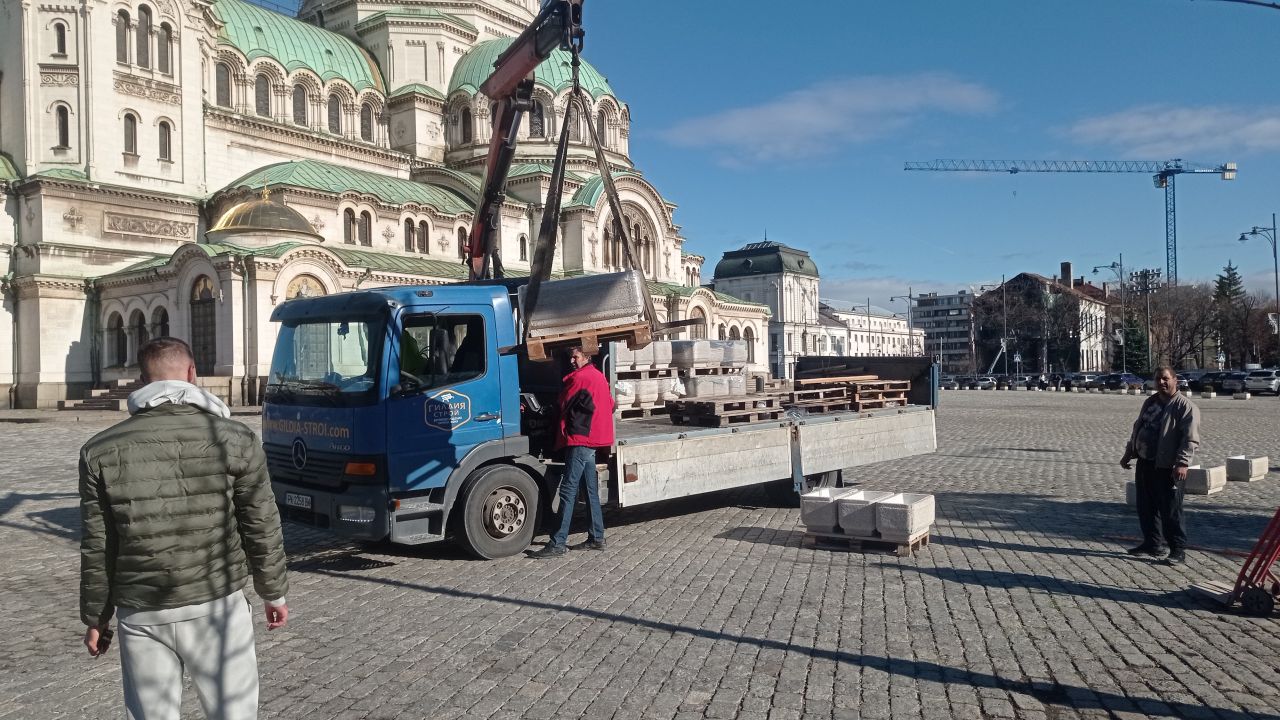 <p>Депутатският паркинг при храма &quot;Св. Александър Невски&quot; вече е площад</p>