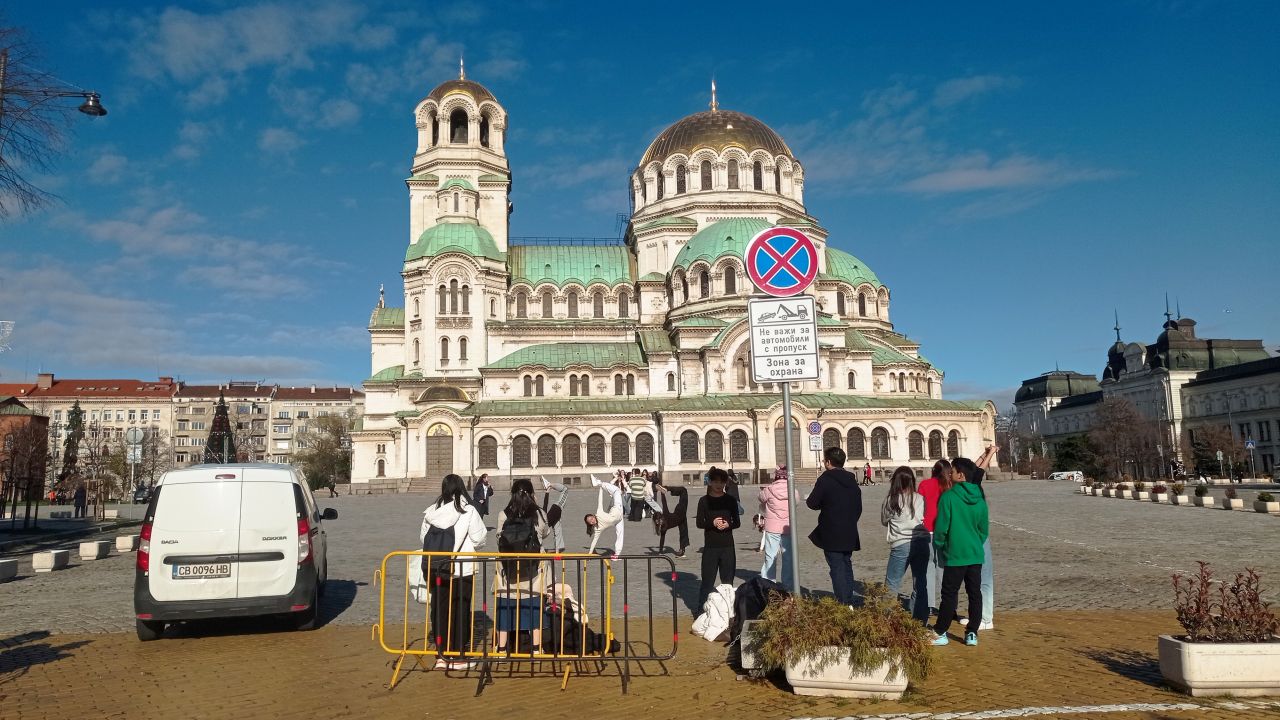 <p>Депутатският паркинг при храма &quot;Св. Александър Невски&quot; вече е площад</p>