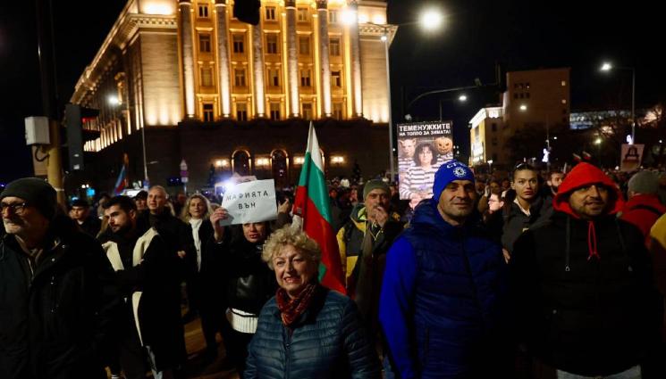 протест - ЗАПОЧВА СЕ! Протестиращи се събраха в