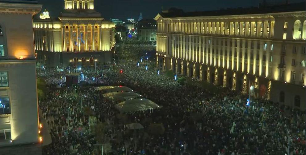 Граждани започнаха да се събират пред Министерския съвет за протеста