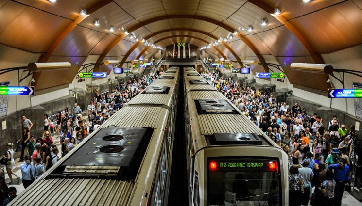 метро - СТАНЦИИТЕ ПРЕГРЯХА: Метрото се препълни от пътуващи към протеста (СНИМКА)