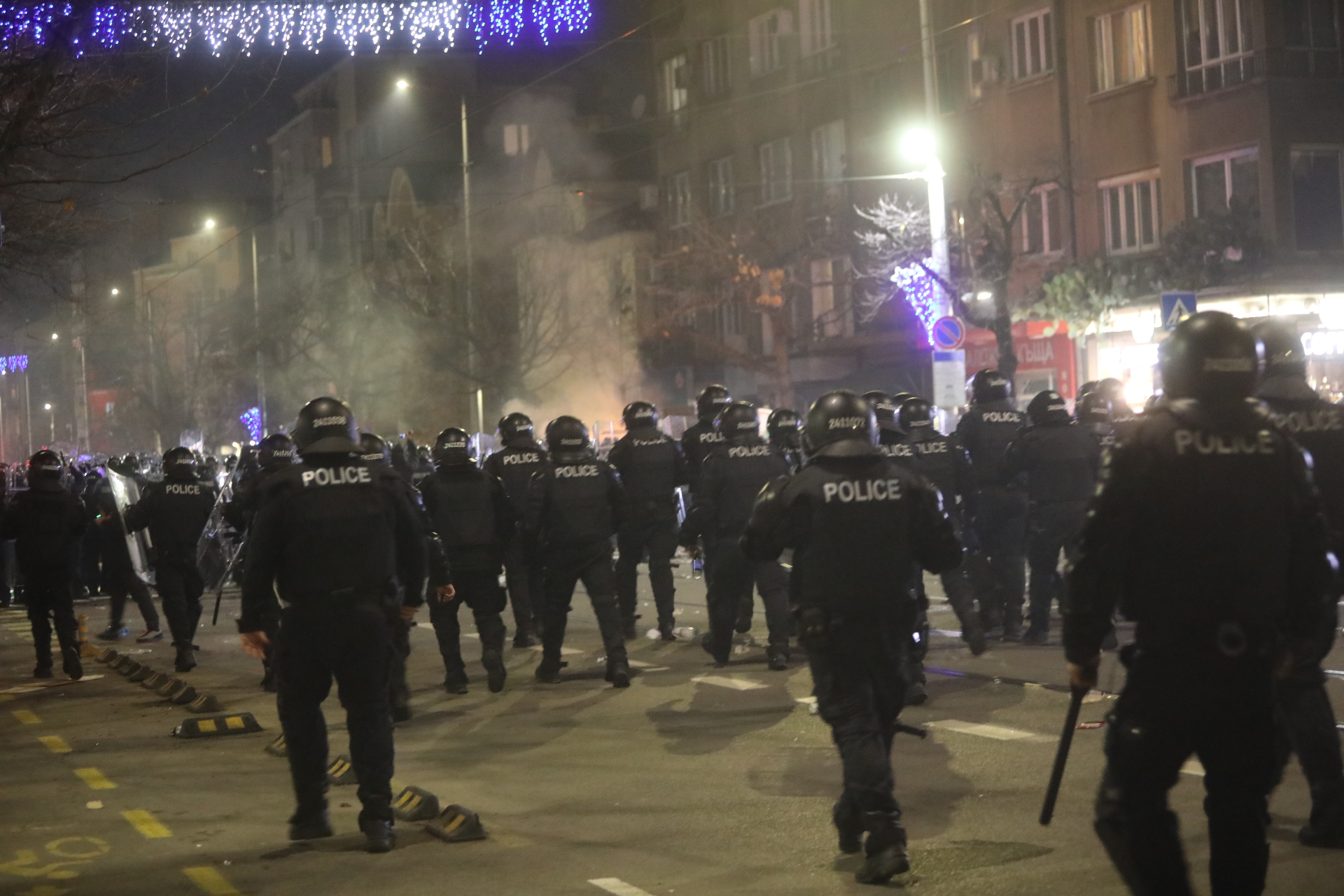 <p>Мирен протест, последван от сблъсъци с полицията, палежи, пострадали и задържани в София</p>