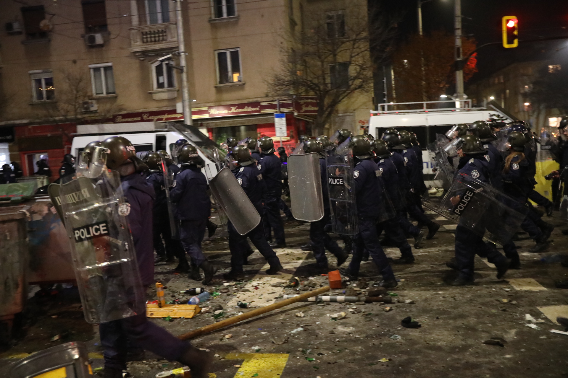 <p>Мирен протест, последван от сблъсъци с полицията, палежи, пострадали и задържани в София</p>