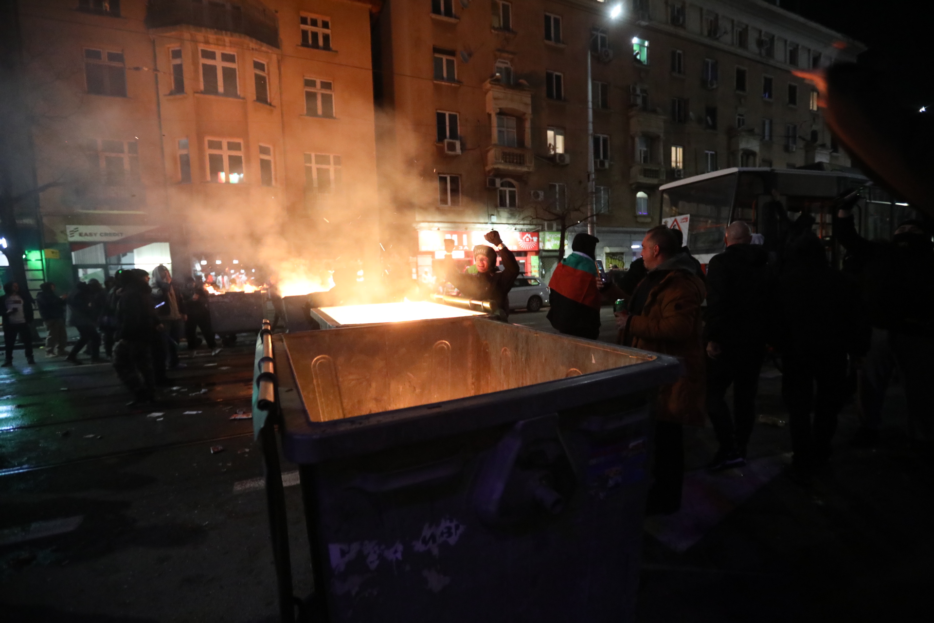 <p>Мирен протест, последван от сблъсъци с полицията, палежи, пострадали и задържани в София</p>