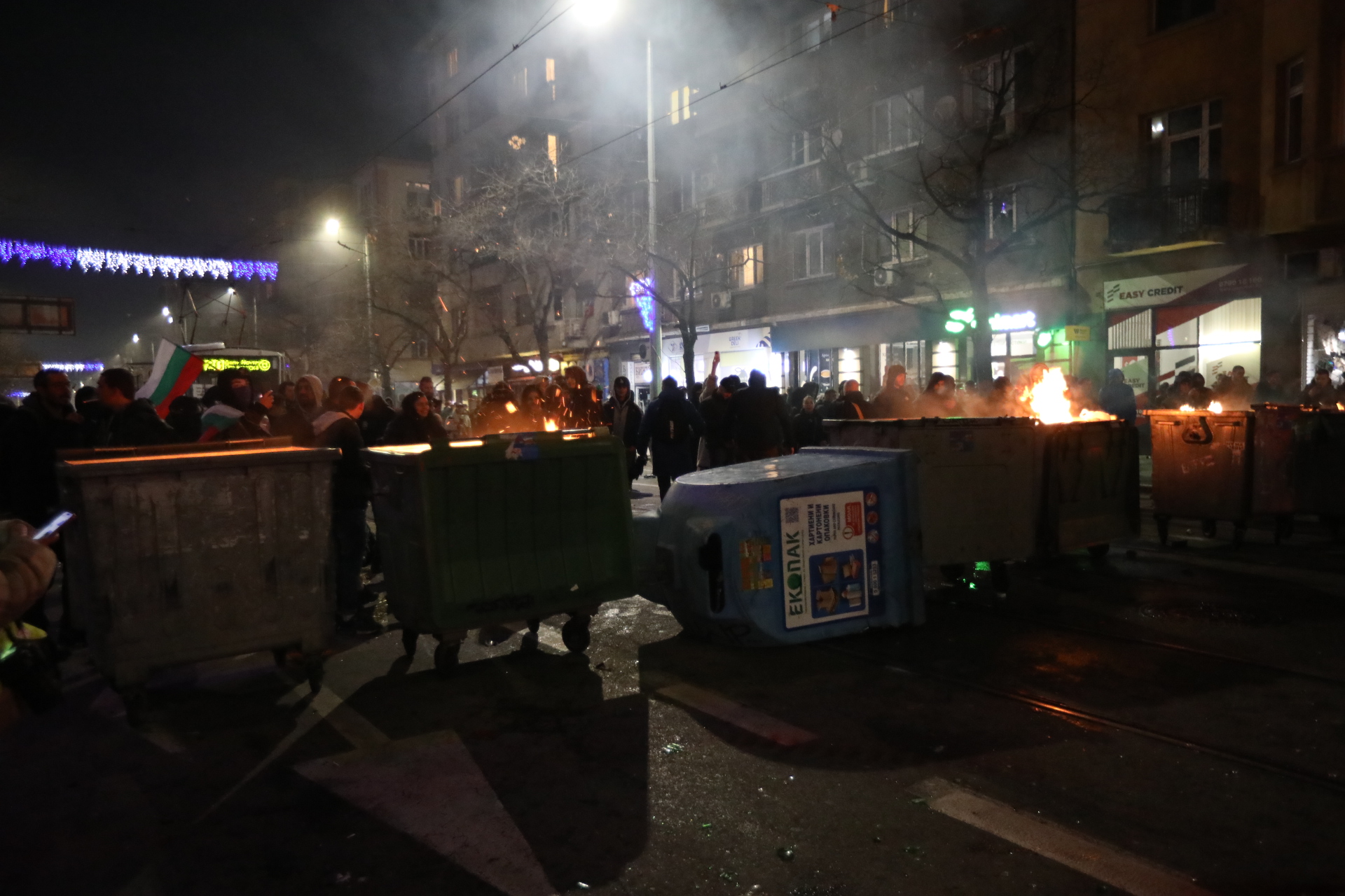 <p>Мирен протест, последван от сблъсъци с полицията, палежи, пострадали и задържани в София</p>