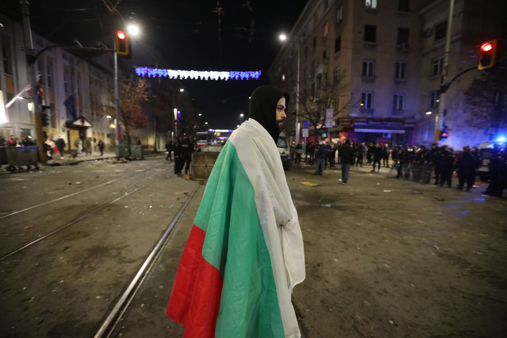 <p>Мирен протест, последван от сблъсъци с полицията, палежи, пострадали и задържани в София</p>