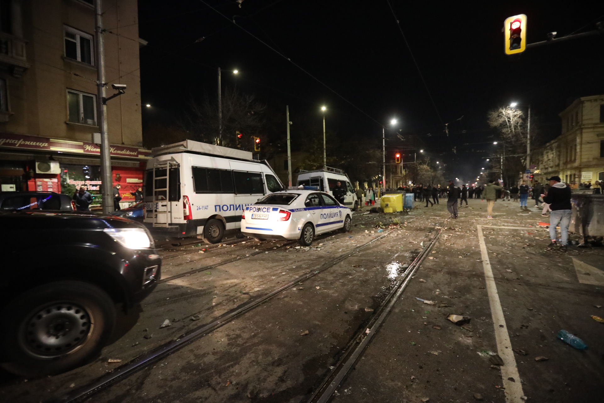 <p>Мирен протест, последван от сблъсъци с полицията, палежи, пострадали и задържани в София</p>