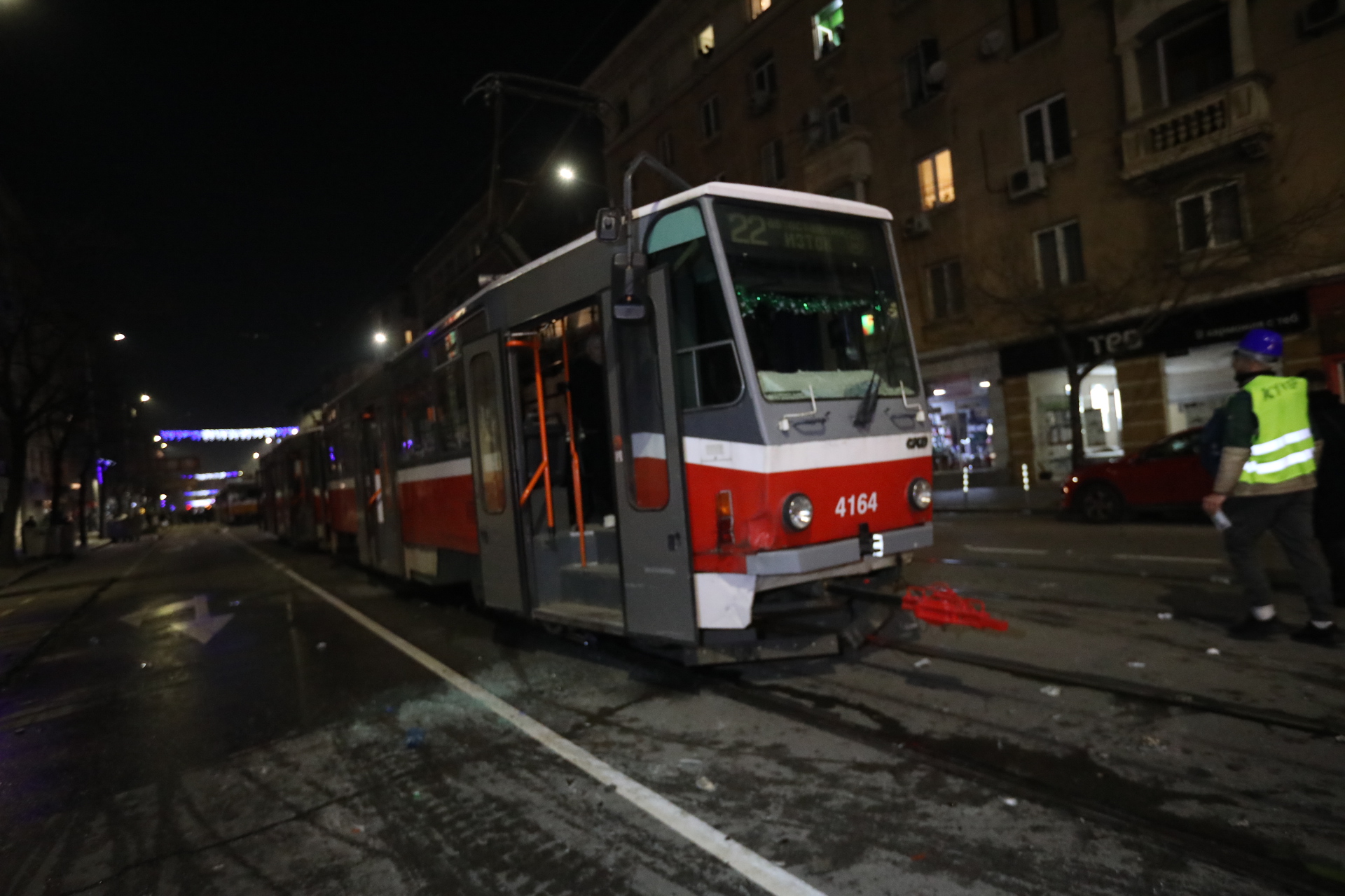 <p>Мирен протест, последван от сблъсъци с полицията, палежи, пострадали и задържани в София</p>