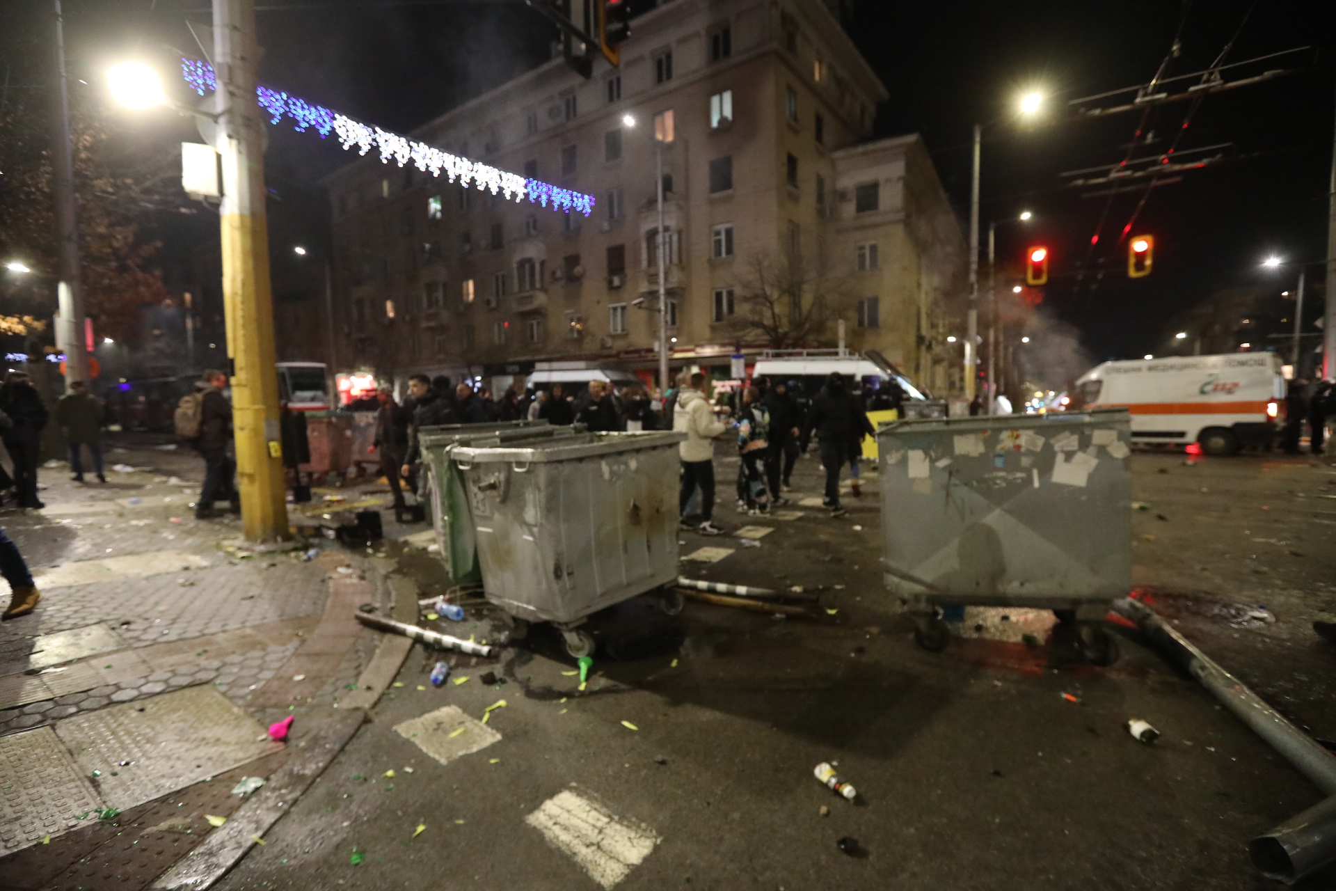 <p>Мирен протест, последван от сблъсъци с полицията, палежи, пострадали и задържани в София</p>