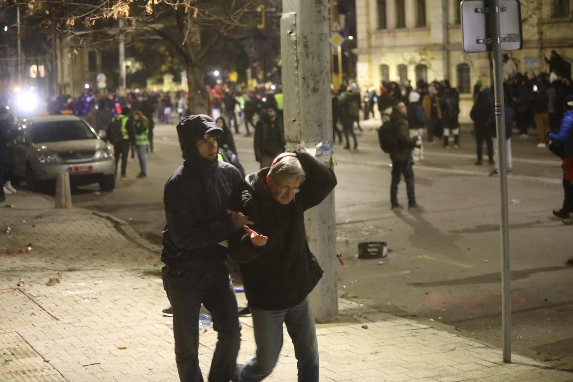 <p>Мирен протест, последван от сблъсъци с полицията, палежи, пострадали и задържани в София</p>