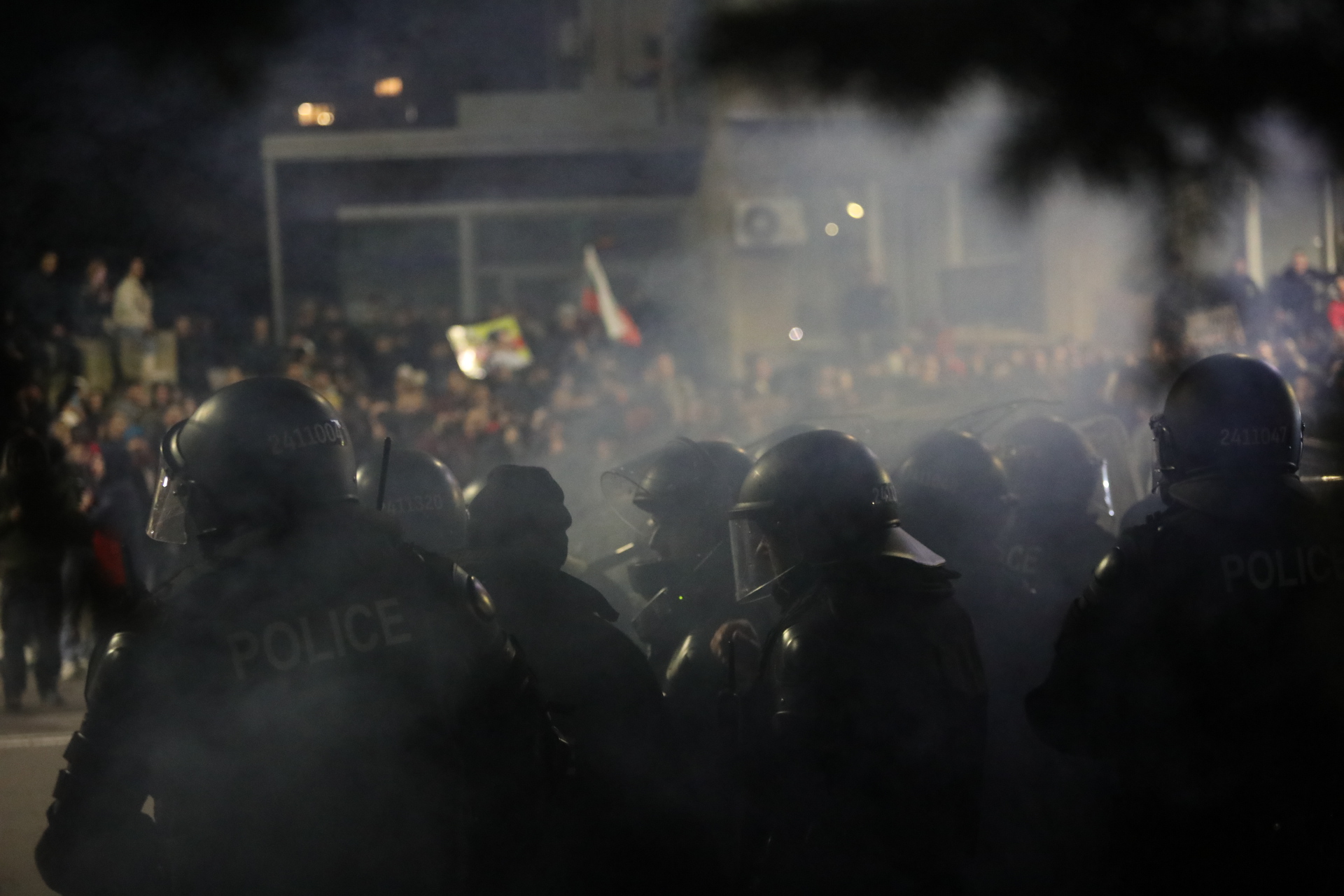 <p>Мирен протест, последван от сблъсъци с полицията, палежи, пострадали и задържани в София</p>