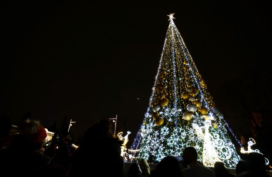 Светлините на коледната елха в София грейват тази вечер