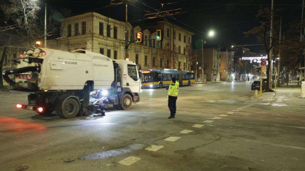 Цяла нощ общински служители почистваха центъра на София, където късно