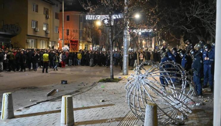 протест - СЛЕД ПОГРОМА: София осъмна спокойна! (СНИМКИ)