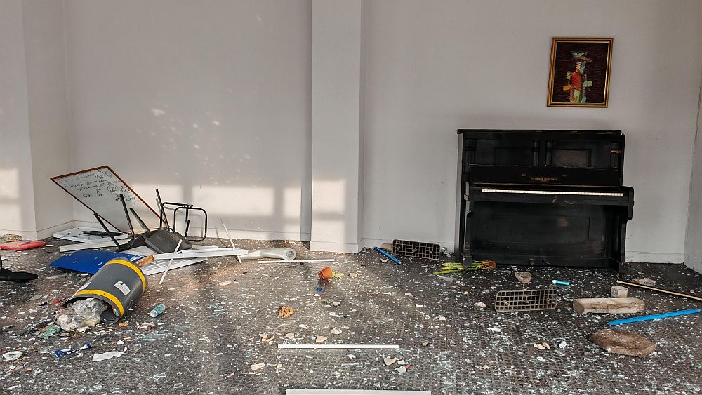 Разбити фасади и пламнали кофи след безредиците в София