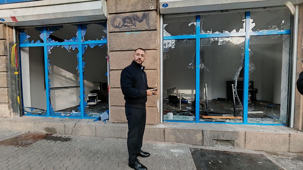 Разбити фасади и пламнали кофи след безредиците в София