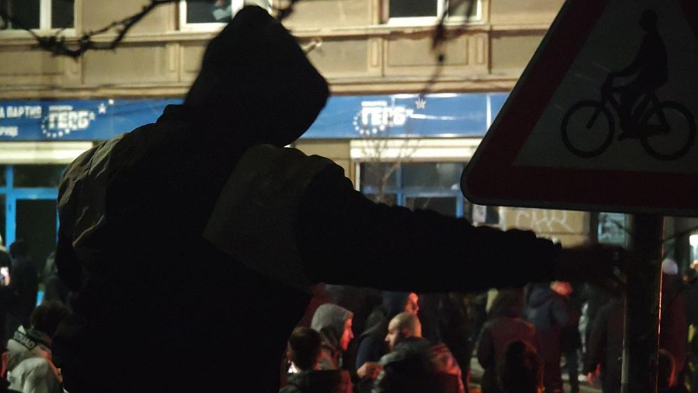 Разбити фасади и пламнали кофи след безредиците в София