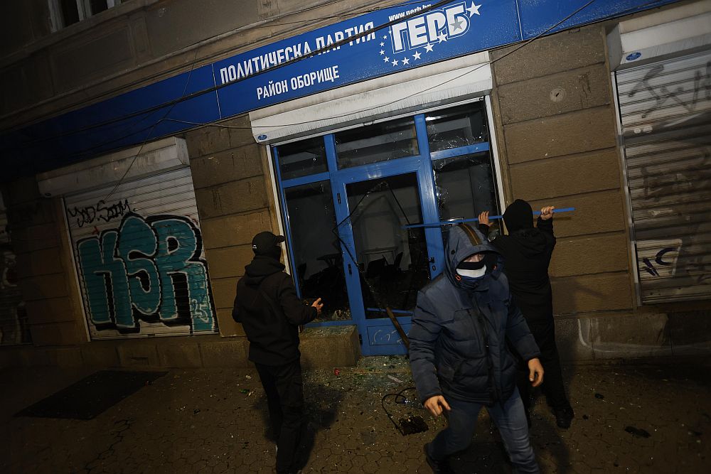 Разбити фасади и пламнали кофи след безредиците в София