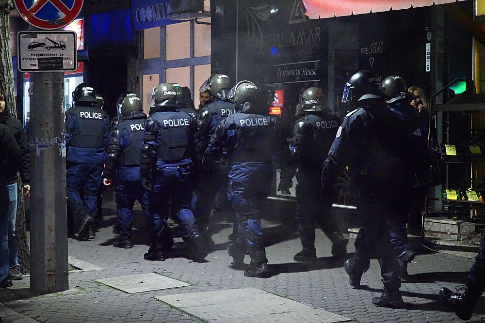 Разбити фасади и пламнали кофи след безредиците в София