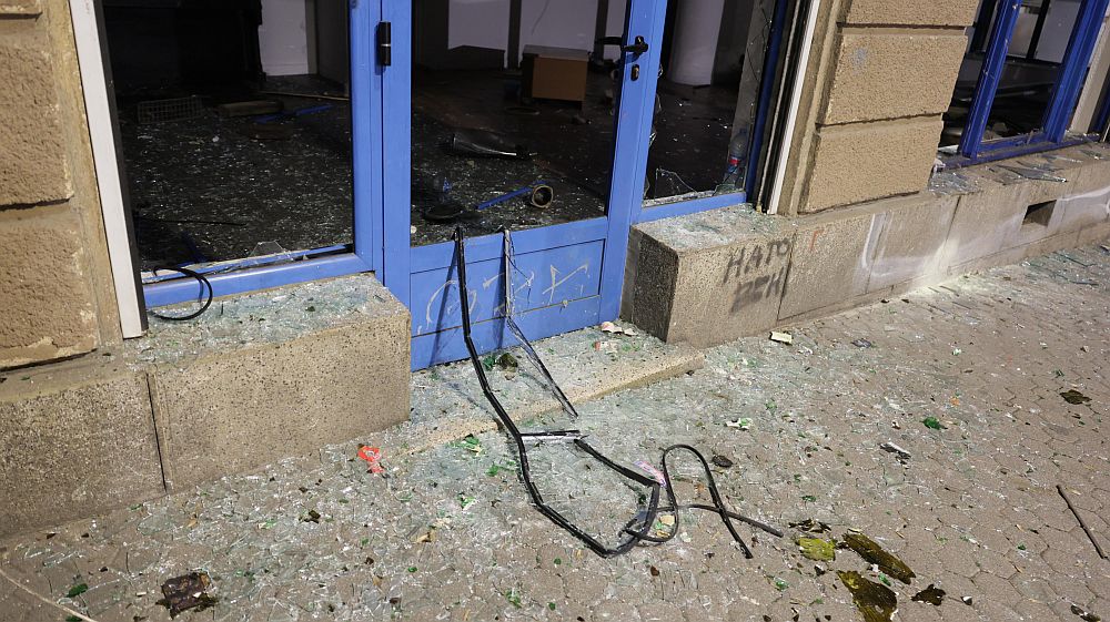 Разбити фасади и пламнали кофи след безредиците в София