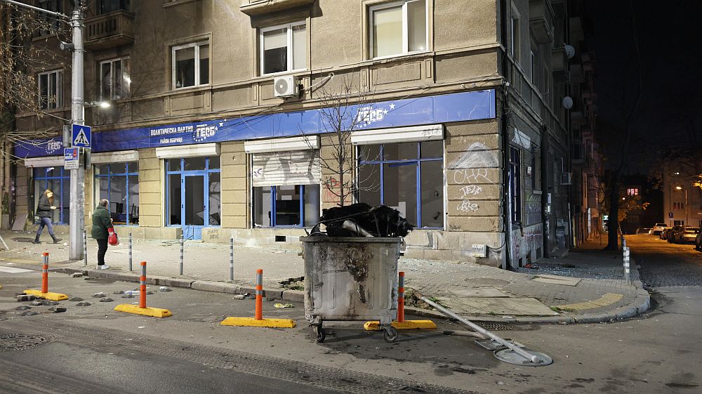 Разбити фасади и пламнали кофи след безредиците в София