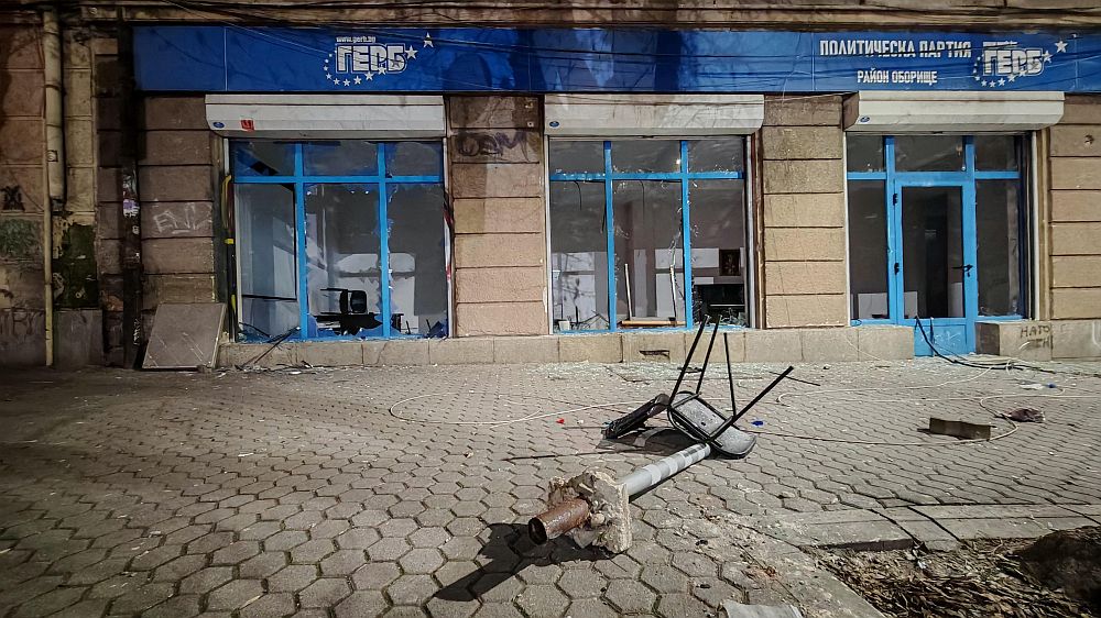 Разбити фасади и пламнали кофи след безредиците в София