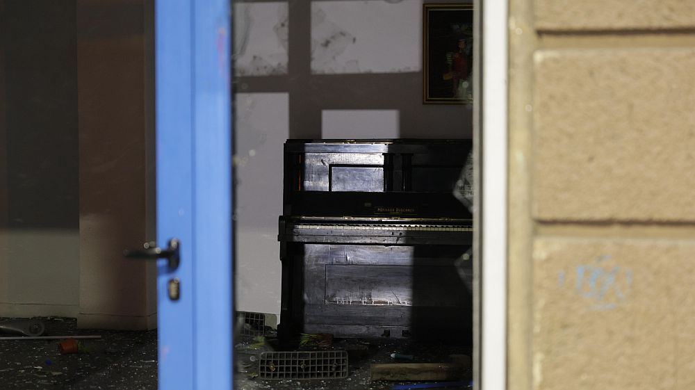 Разбити фасади и пламнали кофи след безредиците в София