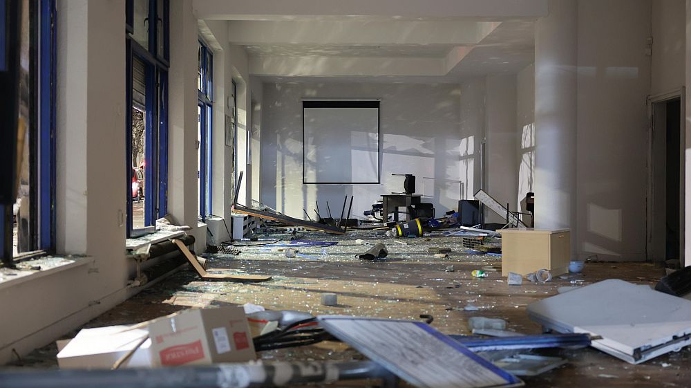 Разбити фасади и пламнали кофи след безредиците в София