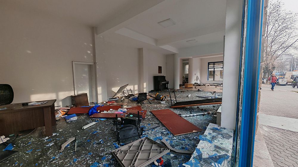 Разбити фасади и пламнали кофи след безредиците в София