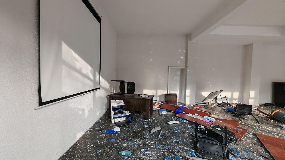 Разбити фасади и пламнали кофи след безредиците в София