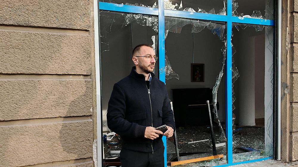 Разбити фасади и пламнали кофи след безредиците в София