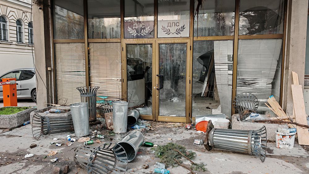 Разбити фасади и пламнали кофи след безредиците в София