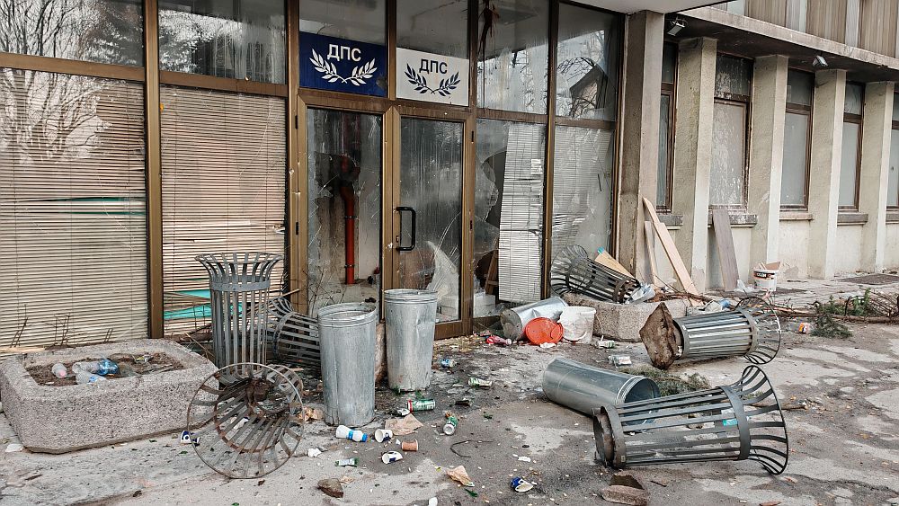 Разбити фасади и пламнали кофи след безредиците в София