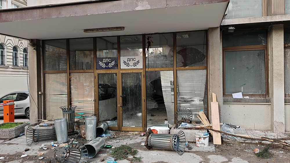 Разбити фасади и пламнали кофи след безредиците в София