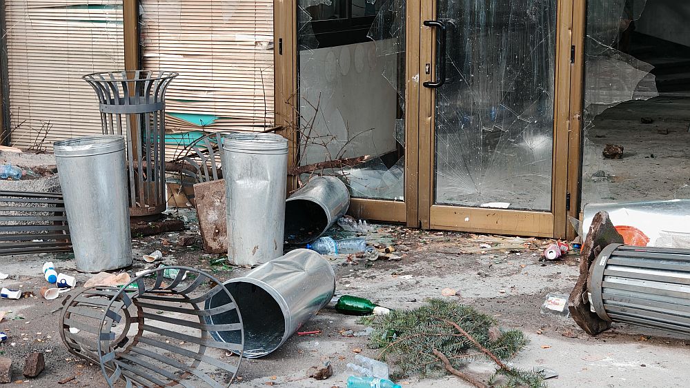 Разбити фасади и пламнали кофи след безредиците в София