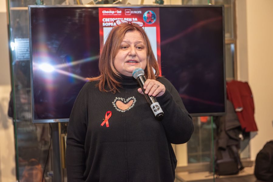 Популярни личности, лекари и пациенти застанаха заедно срещу ХИВ стигмата.