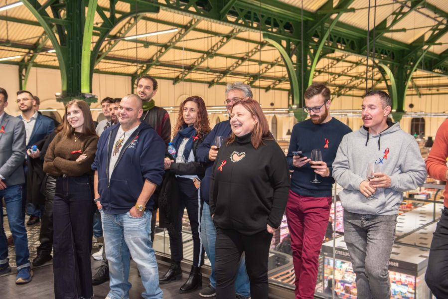 Популярни личности, лекари и пациенти застанаха заедно срещу ХИВ стигмата.