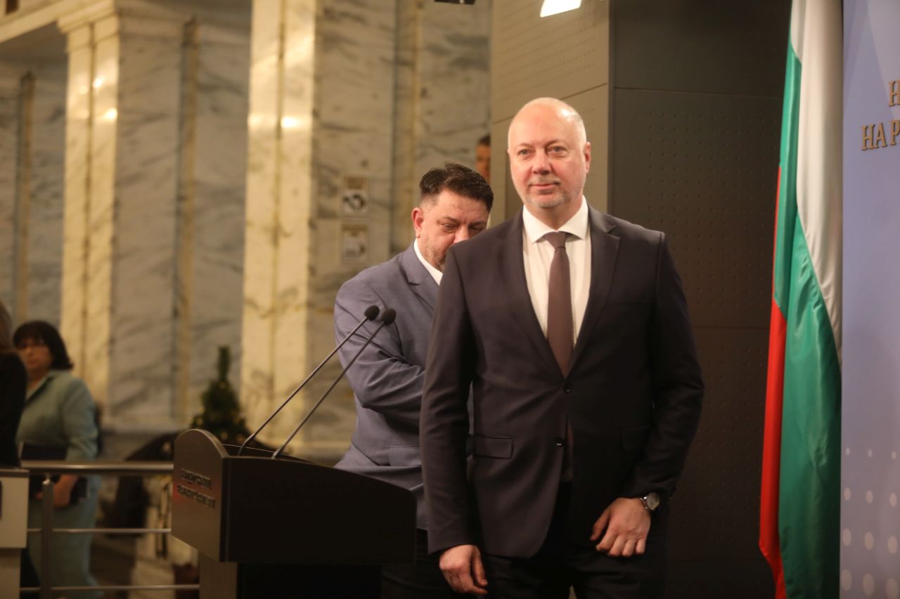 <p>Днес правителството взе решение да оттегли проектите за Държавния бюджет, НЗОК и ДОО. Това каза след Съвета за съвместно управление премиерът Росен Желязков. Това означава нова бюджетна процедура, уточни той.</p>