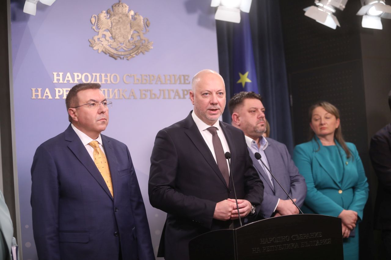 <p>Днес правителството взе решение да оттегли проектите за Държавния бюджет, НЗОК и ДОО. Това каза след Съвета за съвместно управление премиерът Росен Желязков. Това означава нова бюджетна процедура, уточни той.</p>