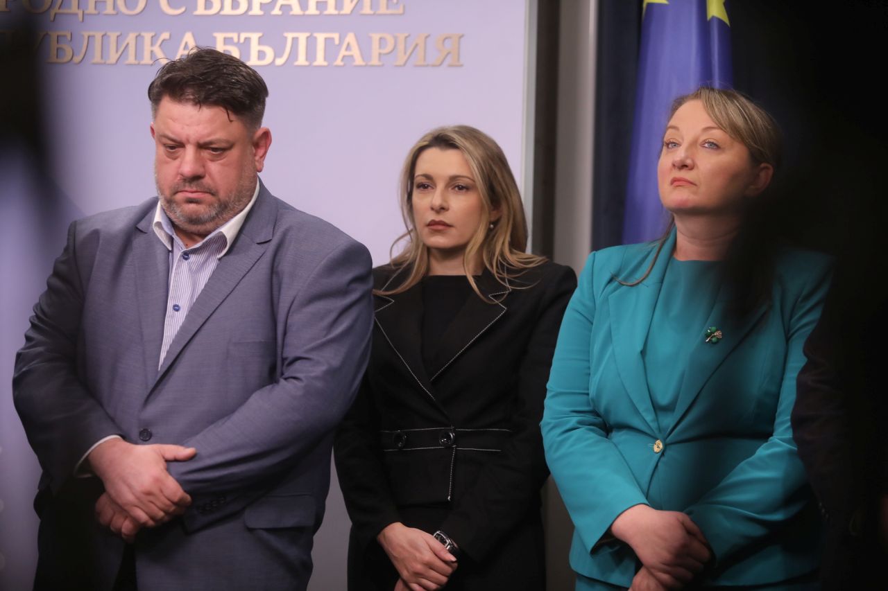 <p>Днес правителството взе решение да оттегли проектите за Държавния бюджет, НЗОК и ДОО. Това каза след Съвета за съвместно управление премиерът Росен Желязков. Това означава нова бюджетна процедура, уточни той.</p>