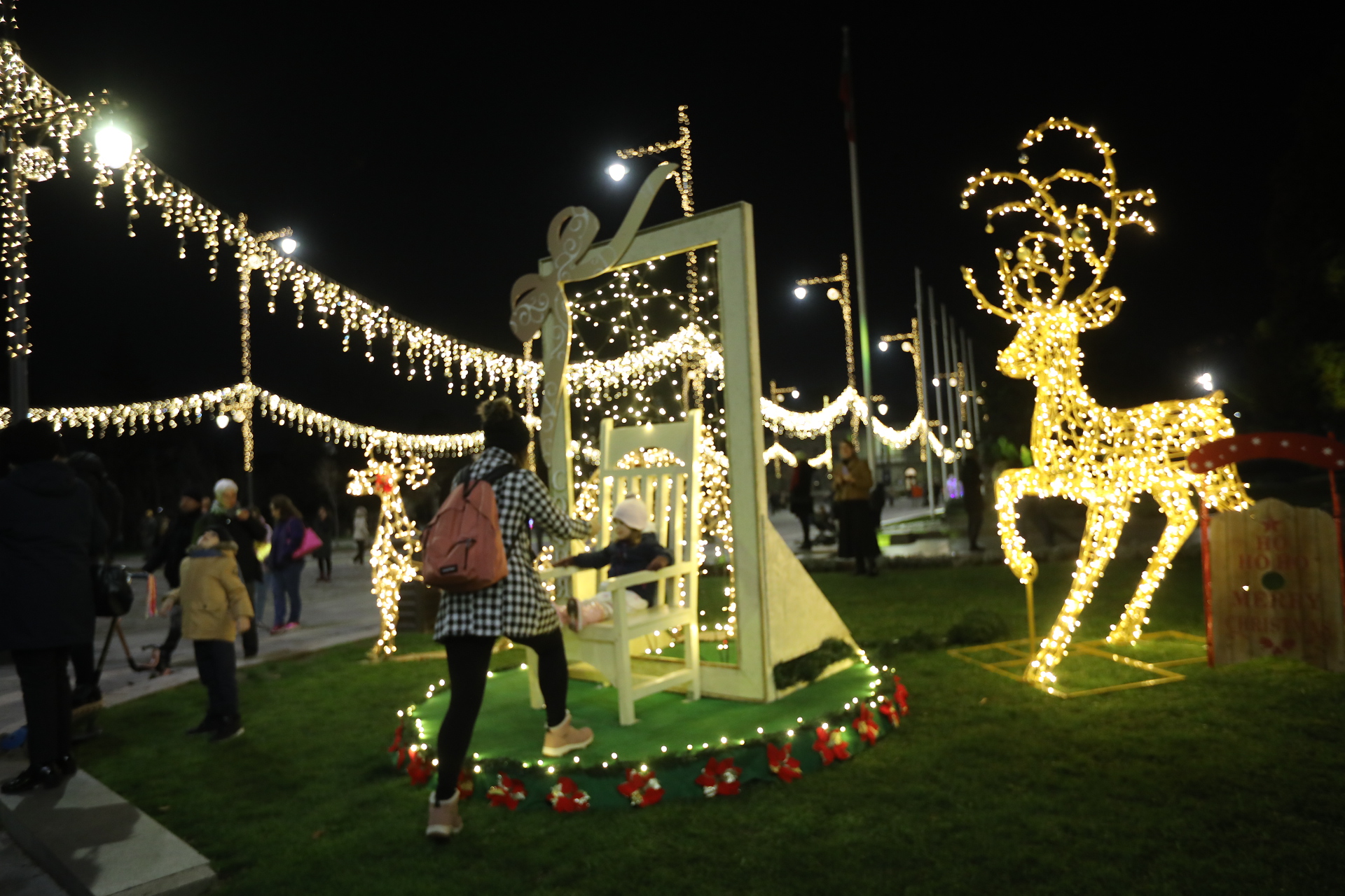 Коледната елха на София грейна с над 20 000 светлини