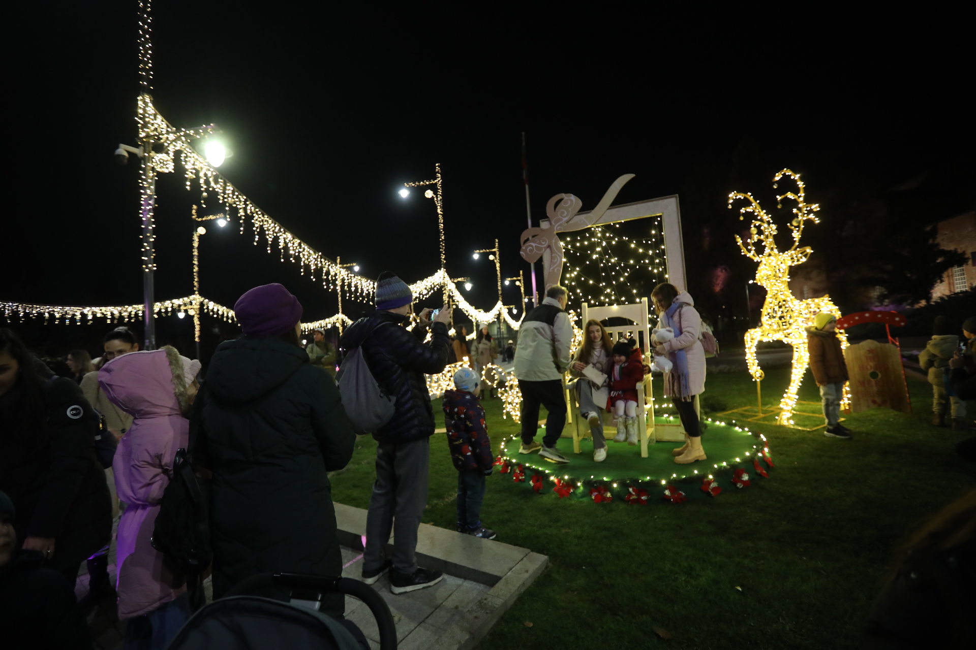 Коледната елха на София грейна с над 20 000 светлини