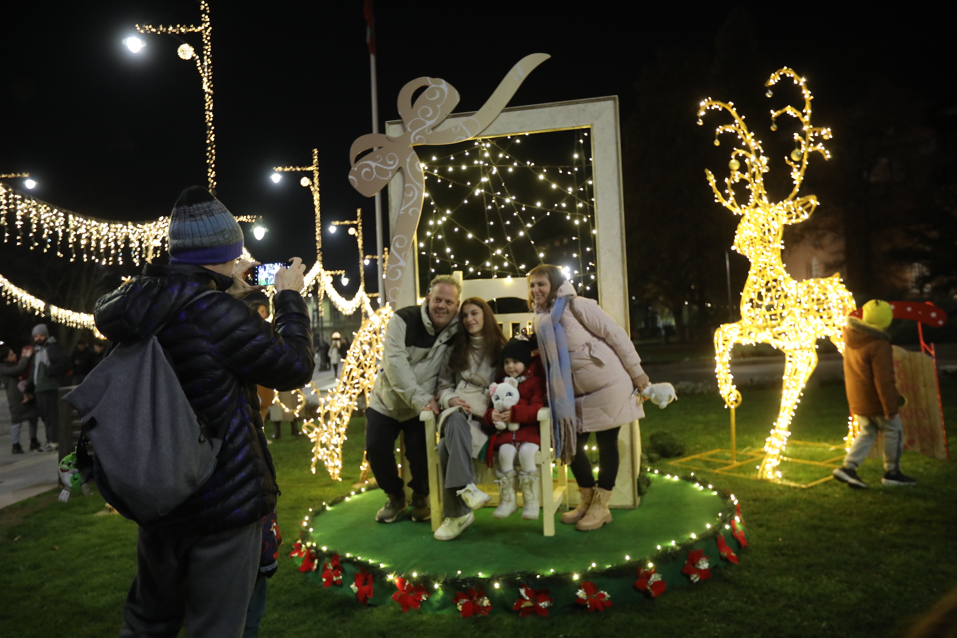 Коледната елха на София грейна с над 20 000 светлини