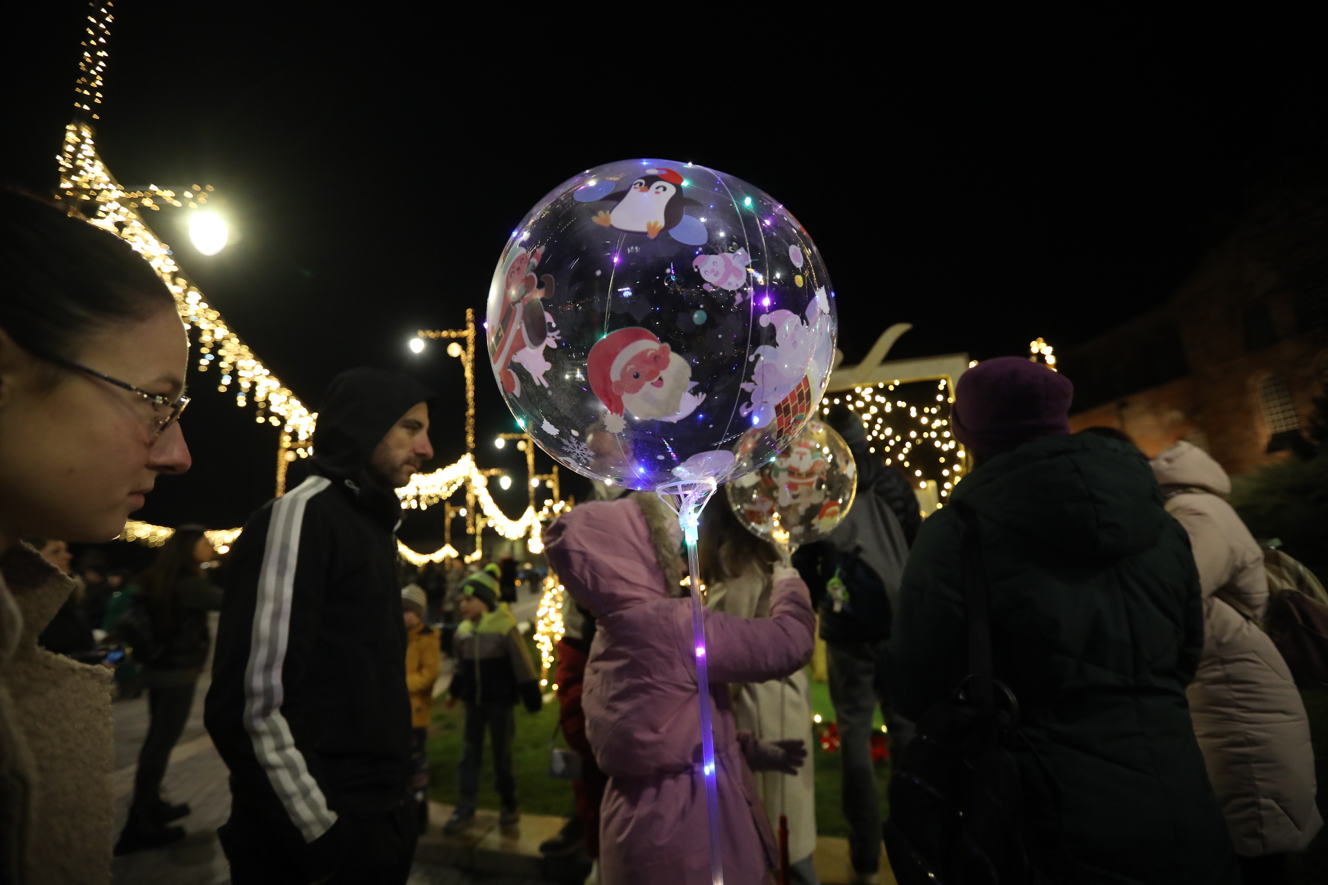 Коледната елха на София грейна с над 20 000 светлини