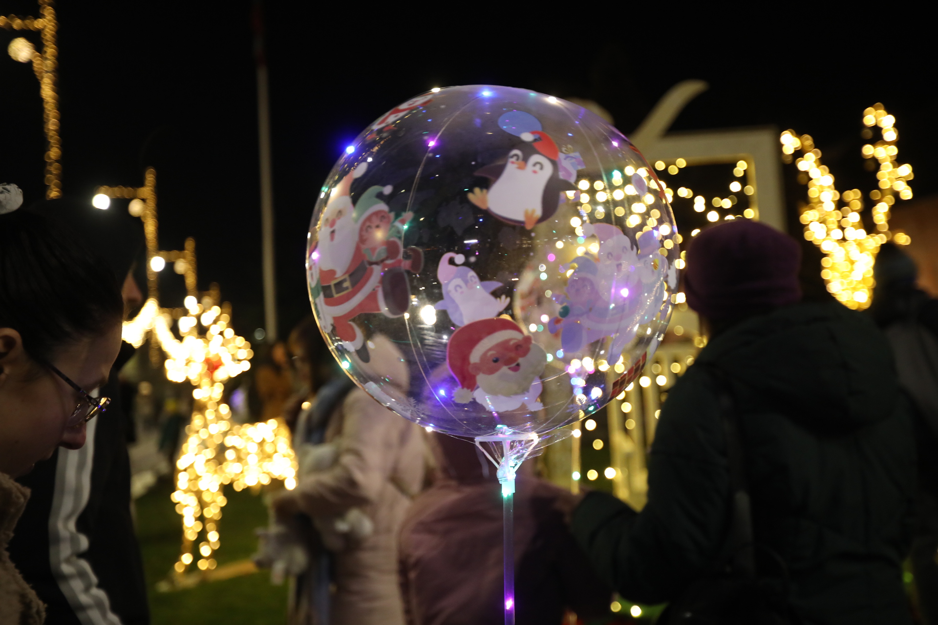 Коледната елха на София грейна с над 20 000 светлини