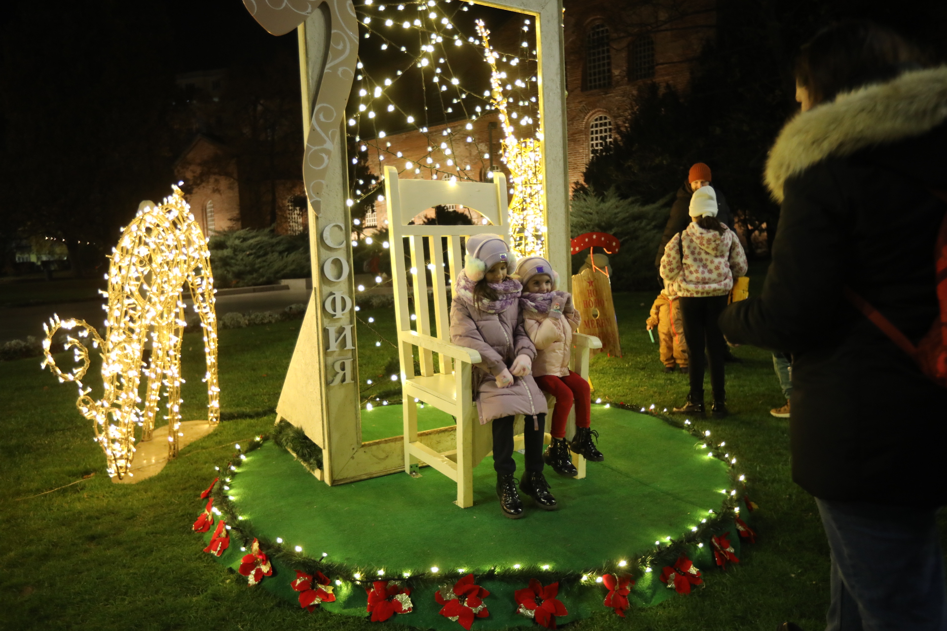 Коледната елха на София грейна с над 20 000 светлини