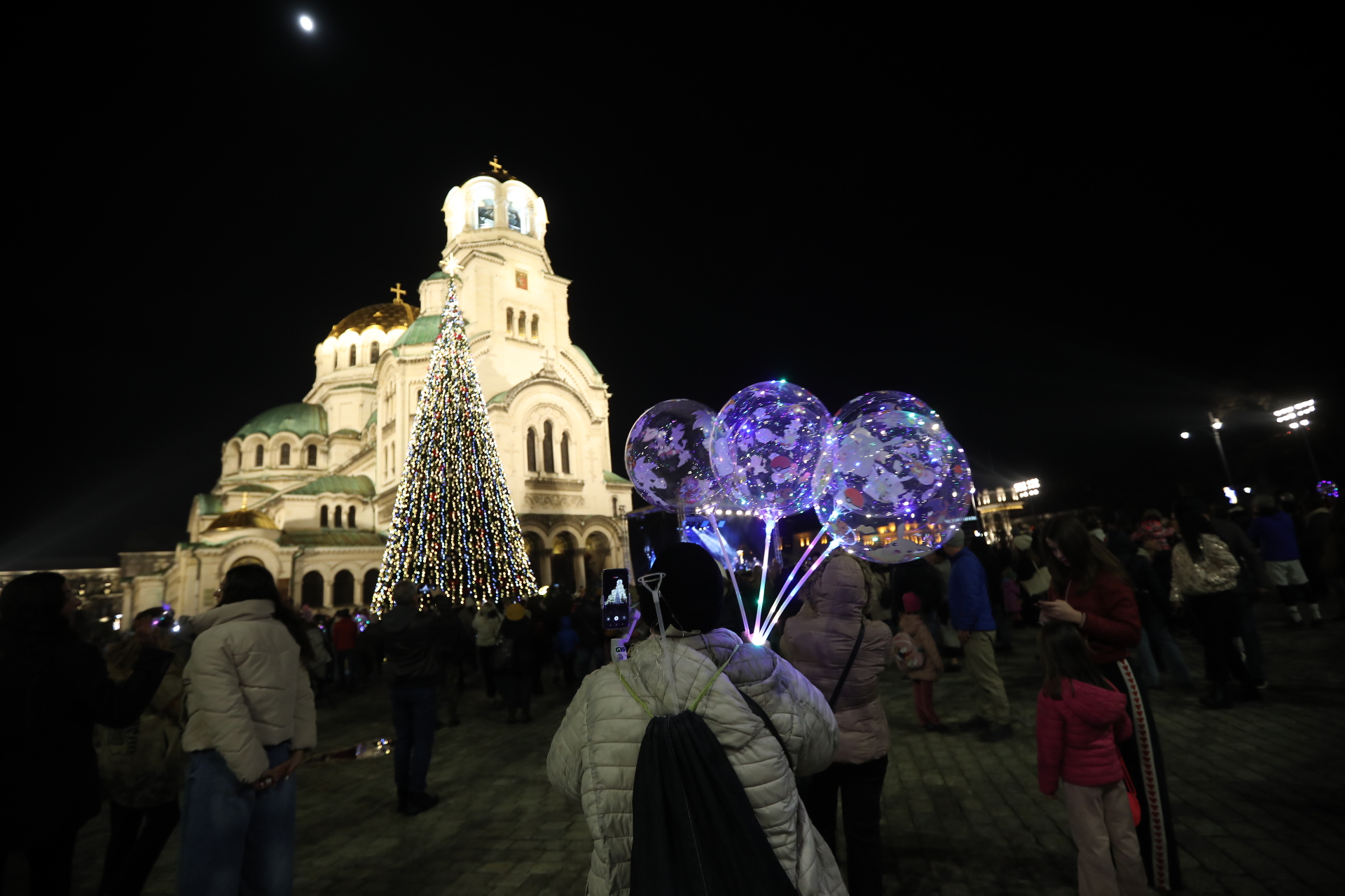 Коледната елха на София грейна с над 20 000 светлини