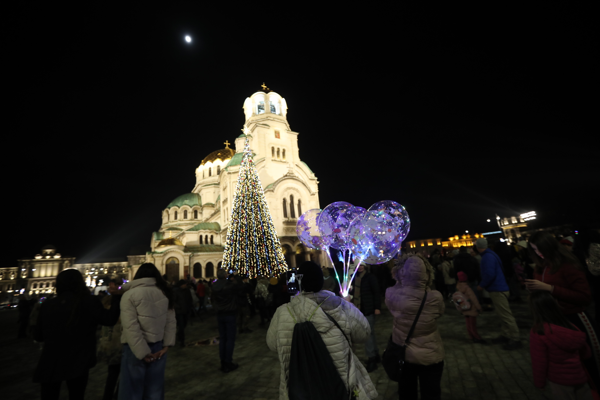 Коледната елха на София грейна с над 20 000 светлини